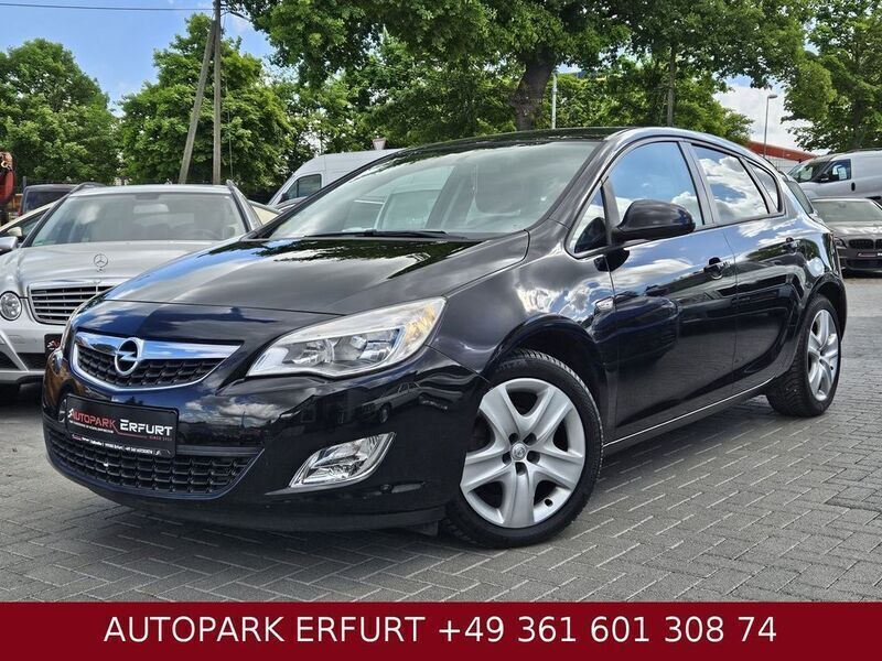 Schwarz Gebraucht 2011 Opel Astra Design Edition Limousine | 5.390 € (Fairer Preis) - Bild 1/4