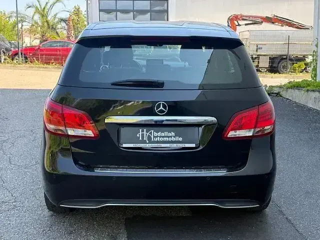 Gebraucht Mercedes B180 122 PS (89 kW) 2016 Schwarz Kleinwagen