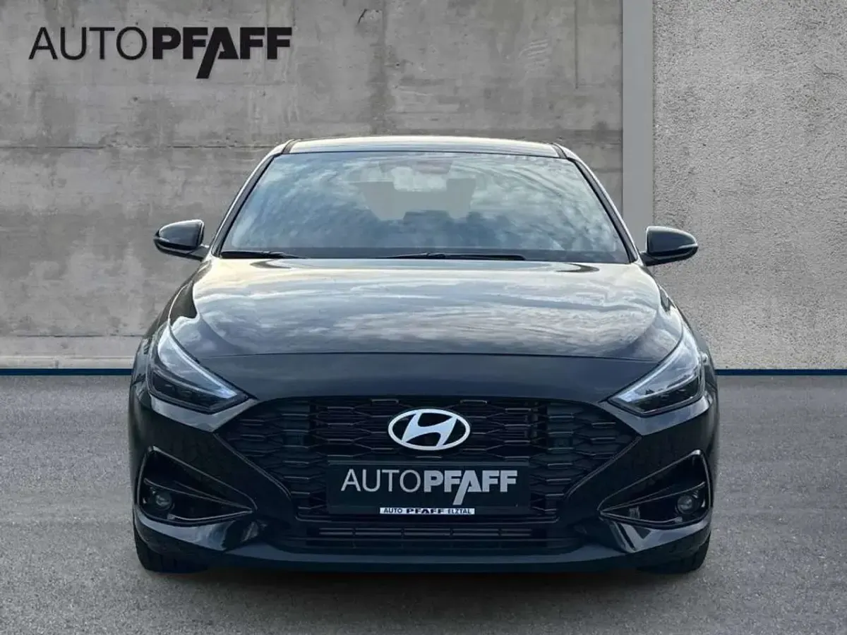 Gebraucht Hyundai i30 Advantage 101 PS (74 kW) 2025 Abyss black Limousine