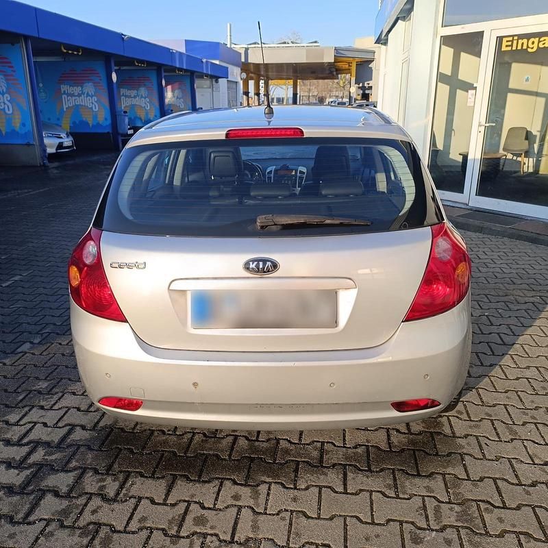 Używany Kia Ceed 105 KM (77 kW) 2007 Srebrny Hatchback