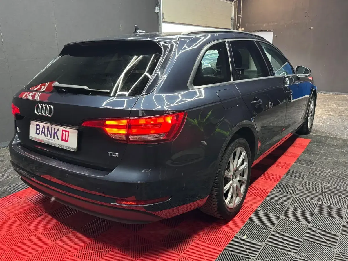 Gebraucht Audi A4 Basis 150 PS (110 kW) 2017 Blau Kombi
