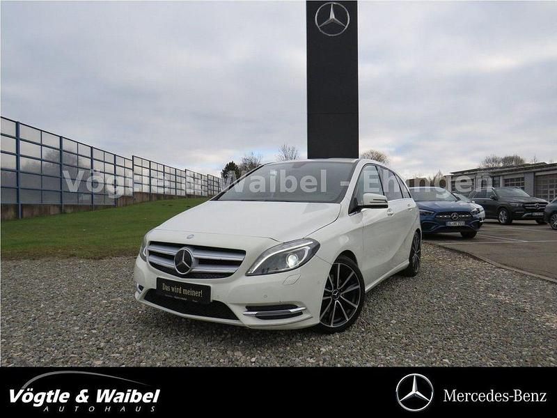Weiß Gebraucht 2013 Mercedes 180 Sport Limousine | 11.880 € (Guter Preis) - Bild 1/4
