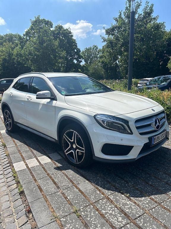 Weiß Gebraucht 2015 Mercedes GLA220 AMG line SUV | 16.599 € (Fairer Preis) - Bild 1/4