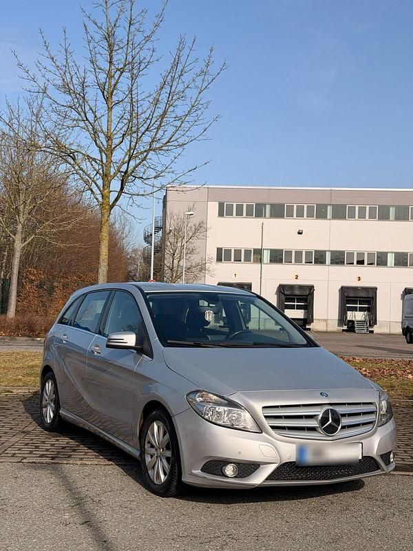 Gebraucht Mercedes B180 122 PS (89 kW) 2014 Silber Van / Kleinbus