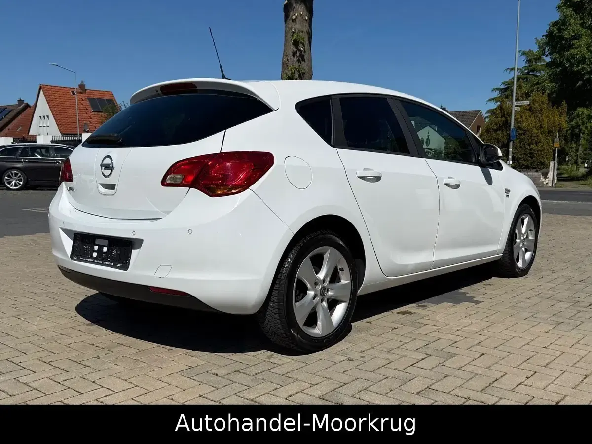 Gebraucht Opel Astra 116 PS (85 kW) 2012 Weiß Limousine