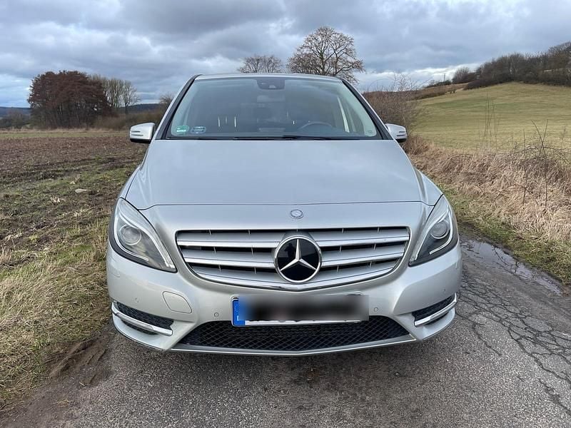 Gebraucht Mercedes B180 122 PS (89 kW) 2012 Silber Van / Kleinbus