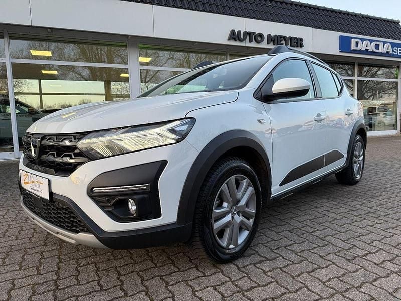 Weiß Gebraucht 2022 Dacia Sandero Comfort SUV | 13.980 € (Guter Preis) - Bild 1/4