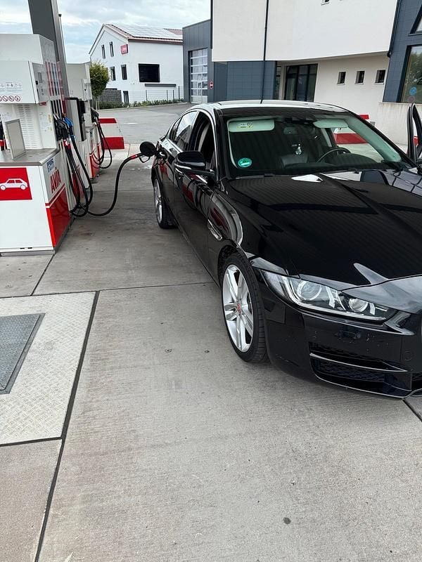 Schwarz Gebraucht 2016 Jaguar XE Limousine | 9.500 € (Superpreis) - Bild 1/4