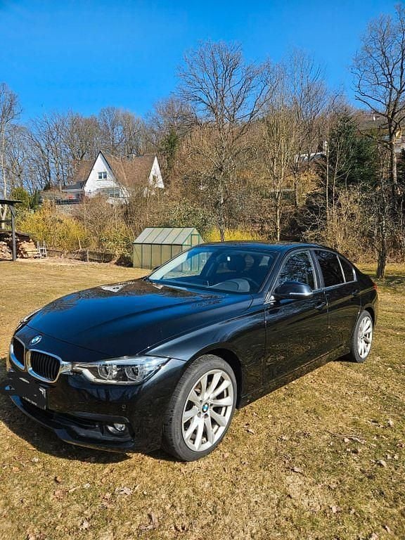 Schwarz Gebraucht 2018 BMW 330 Advantage Limousine | 24.000 € (Fairer Preis) - Bild 1/4