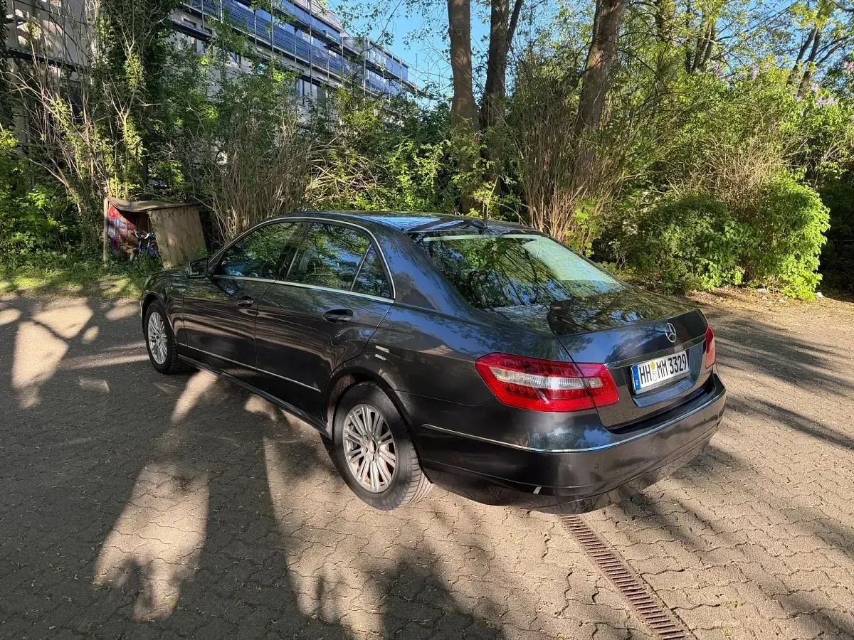 Usado Mercedes E220 170 CV (125 kW) 2010 Gris Berlina