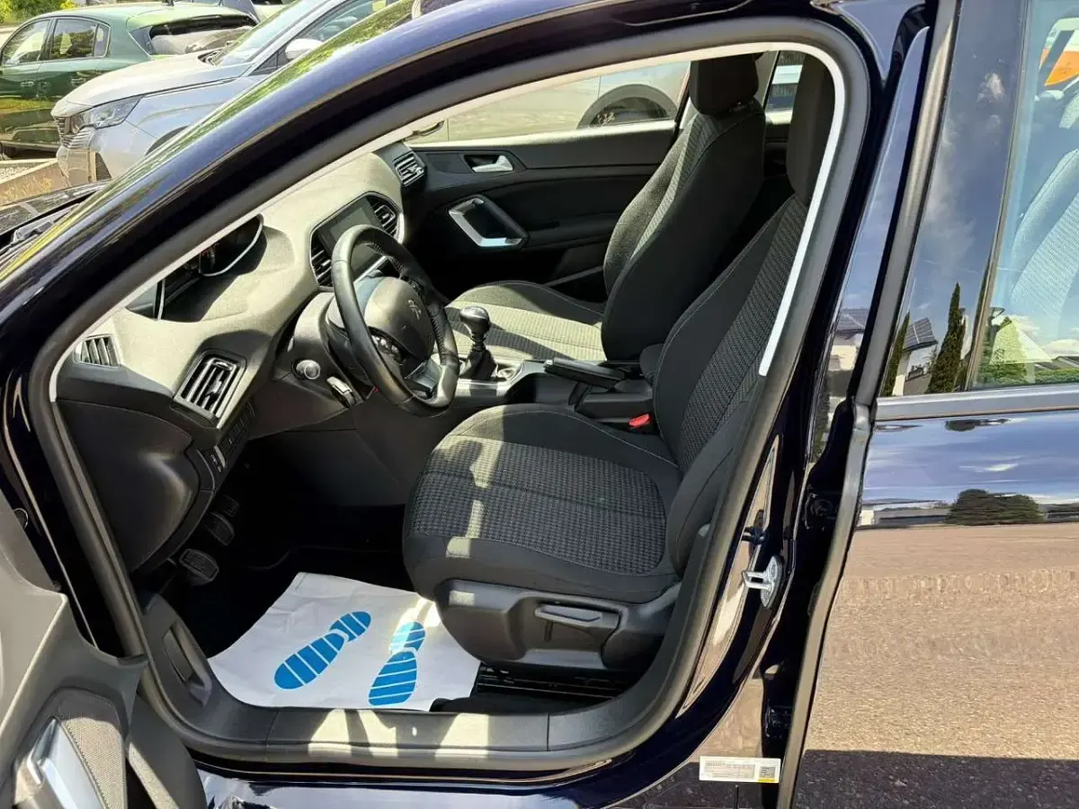 Gebraucht Peugeot 308 Active 131 PS (96 kW) 2020 Blau Limousine