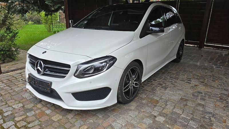 Weiß Gebraucht 2017 Mercedes B200 AMG line Van / Kleinbus | 15.750 € (Guter Preis) - Bild 1/4