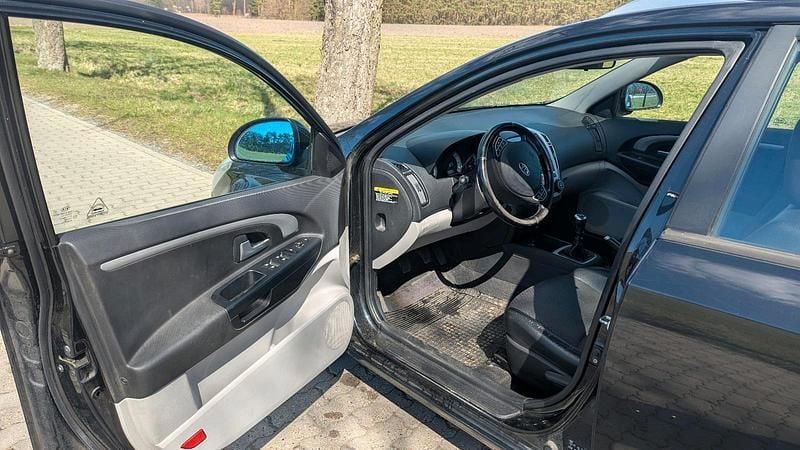 Second-hand Kia Ceed 126 CP (92 kW) 2010 Negru Hatchback