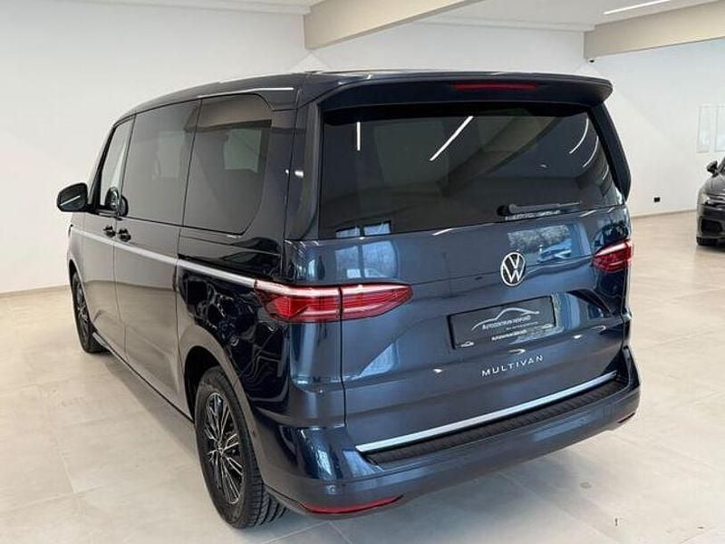 Second-hand VW Multivan Style 150 CP (110 kW) 2023 Albastru Monovolum