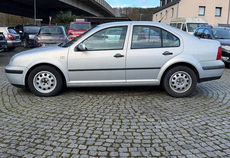 Second-hand VW Bora 116 CP (85 kW) 2000 Argintiu Berlinǎ