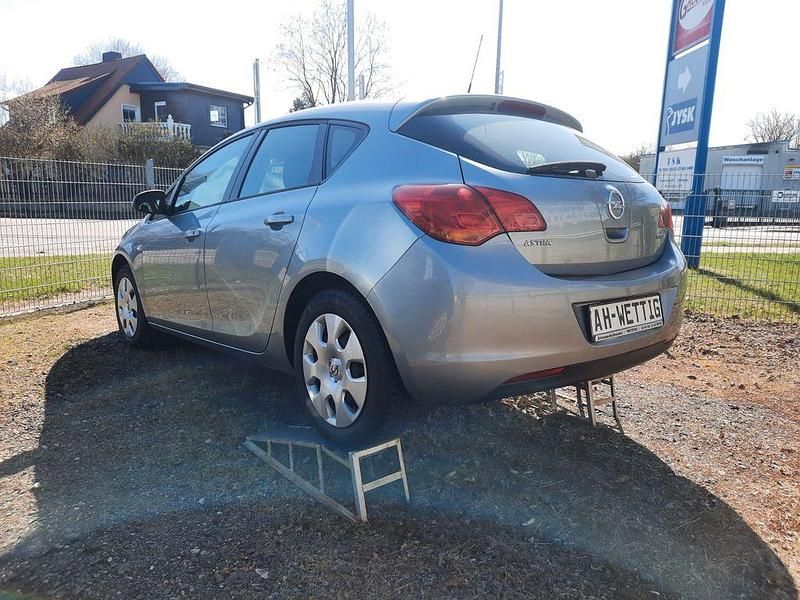 Gebraucht Opel Astra Selection 87 PS (63 kW) 2010 Silber Limousine