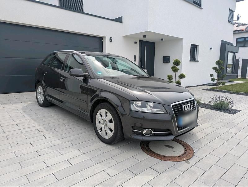 Grau Gebraucht 2011 Audi A3 Sportback Attraction Kombi | 6.300 € (Fairer Preis) - Bild 1/4