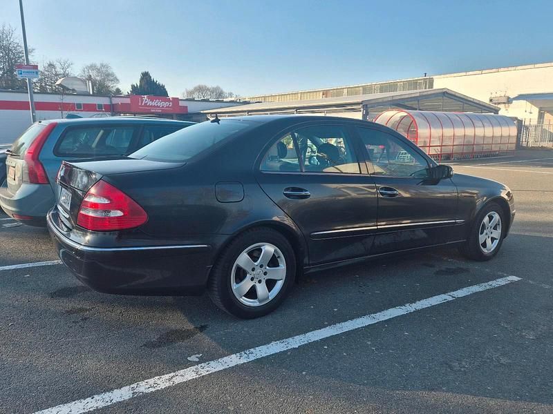 Gebraucht Mercedes E220 150 PS (110 kW) 2005 Schwarz Limousine