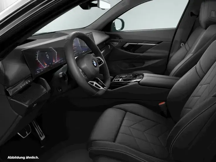 Gebraucht BMW 520 M Sport 197 PS (144 kW) 2025 Black sapphire metallic Kombi