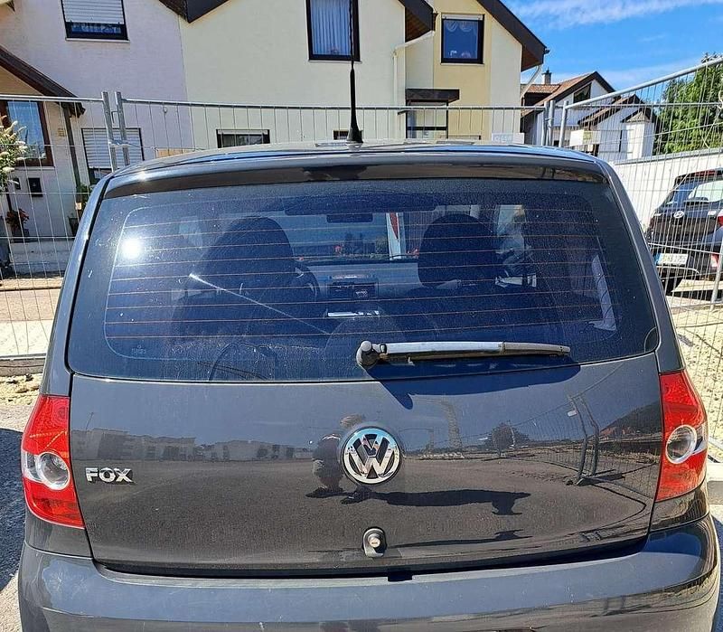 Grau Gebraucht 2010 VW Fox Refresh Kleinwagen | 2.500 € (Fairer Preis) - Bild 1/2