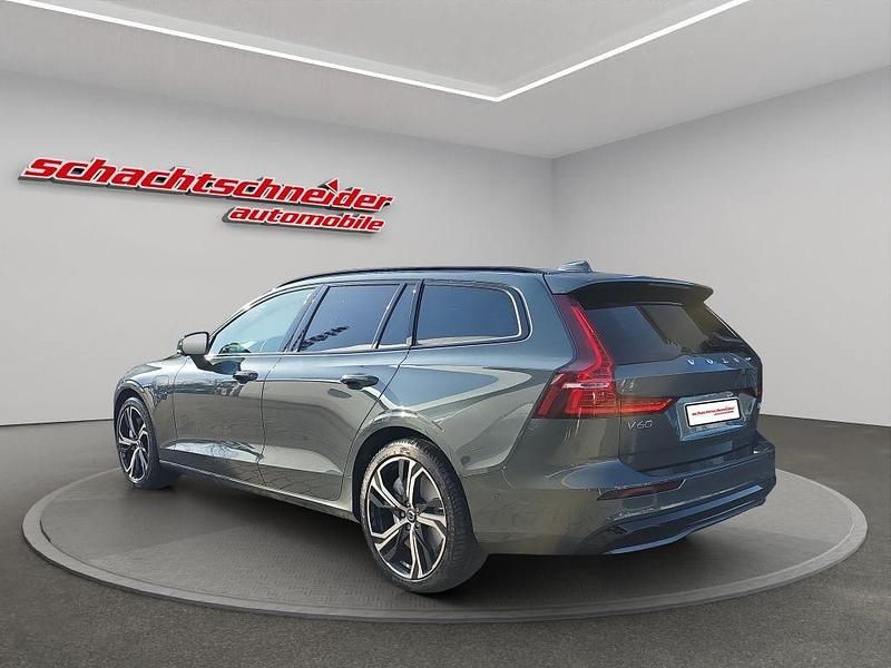 Neu Volvo V60 Plus 455 PS (334 kW) 2026 Forest lake metallic Kombi