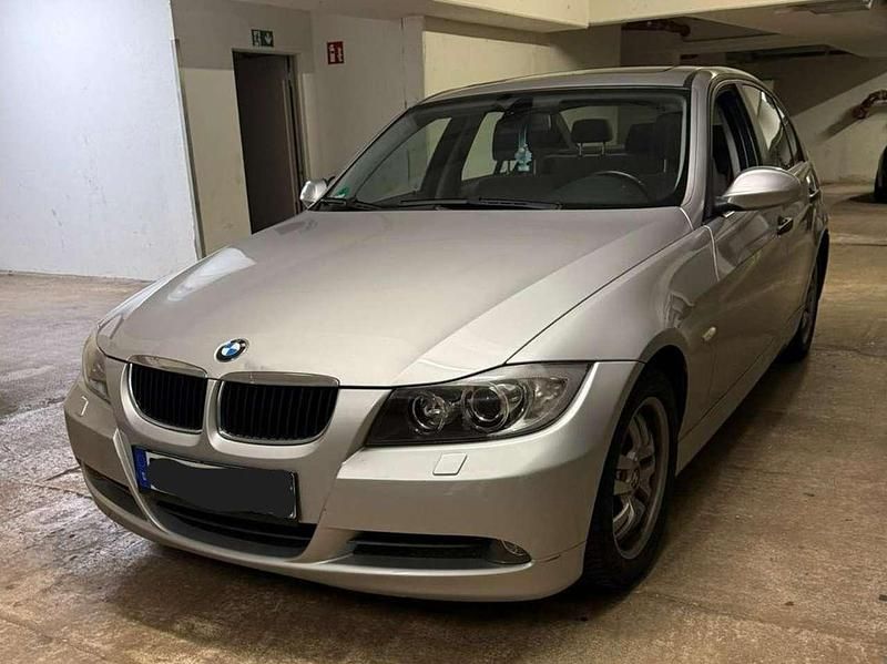Silber Gebraucht 2005 BMW 320 Lifestyle Limousine | 5.999 € (Etwas zu teuer) - Bild 1/4
