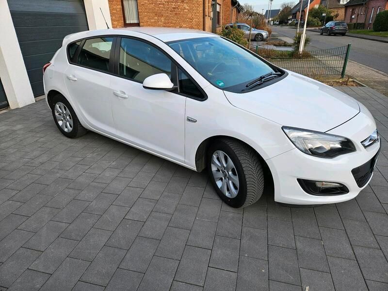 Weiß Gebraucht 2015 Opel Astra Limousine | 6.300 € (Guter Preis) - Bild 1/4