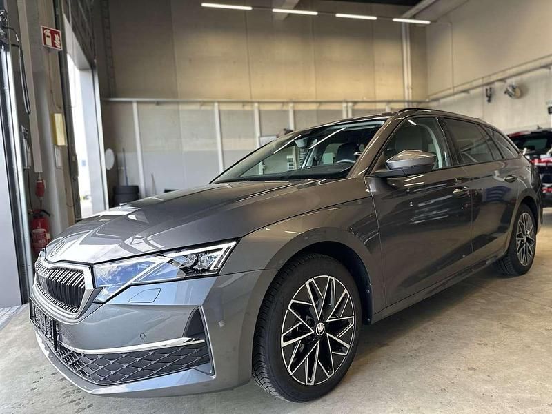 Grau Gebraucht 2024 Skoda Octavia Selection Kombi | 29.900 € (Superpreis) - Bild 1/4