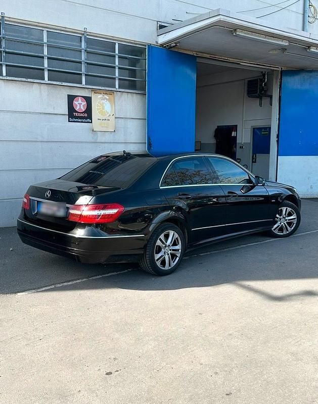 Gebraucht Mercedes E220 170 PS (125 kW) 2011 Schwarz Limousine