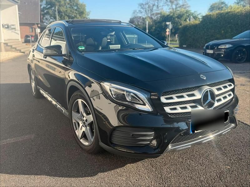 Schwarz Gebraucht 2019 Mercedes GLA200 AMG SUV | 28.250 € (Etwas zu teuer) - Bild 1/4