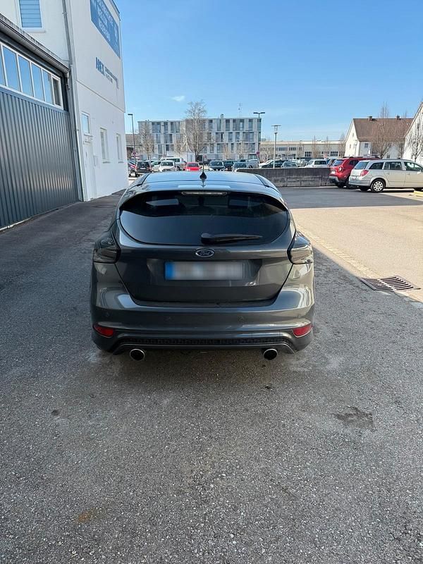 Gebraucht Ford Focus Titanium 150 PS (110 kW) 2015 Grau Kleinwagen
