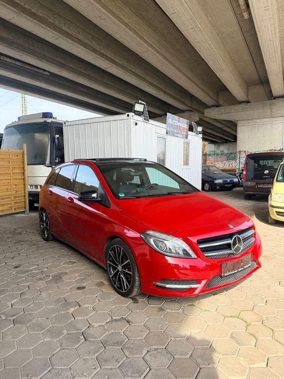 Gebraucht Mercedes B220 170 PS (125 kW) 2013 Rot Van / Kleinbus