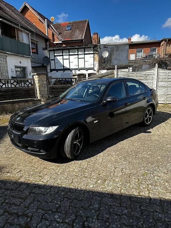 Gebraucht BMW 320 177 PS (130 kW) 2007 Schwarz Limousine