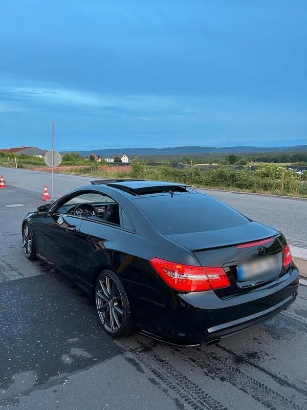 Schwarz Gebraucht 2011 Mercedes E350 AMG line Coupé | 9.500 € (Guter Preis) - Bild 1/4