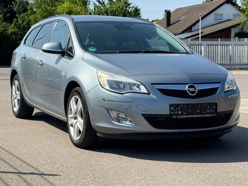 Silber Gebraucht 2011 Opel Astra Design Edition Kombi | 6.990 € (Fairer Preis) - Bild 1/4