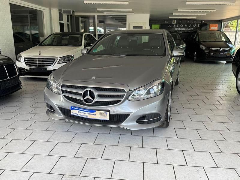 Silber Gebraucht 2014 Mercedes E200 Limousine | 12.999 € (Fairer Preis) - Bild 1/4
