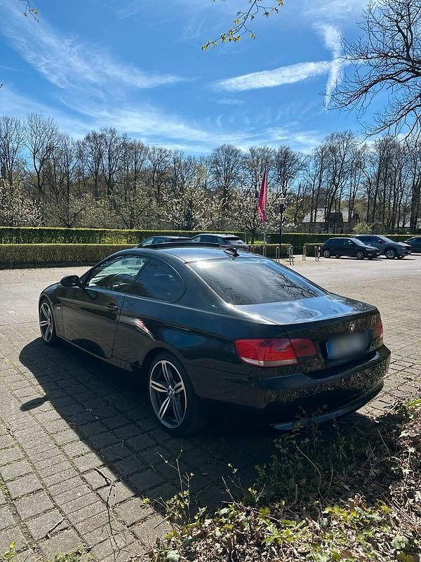 Gebraucht BMW 320 177 PS (130 kW) 2009 Schwarz Coupé