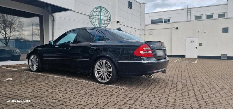 Second-hand Mercedes E240 170 CP (125 kW) 2004 Negru Berlinǎ