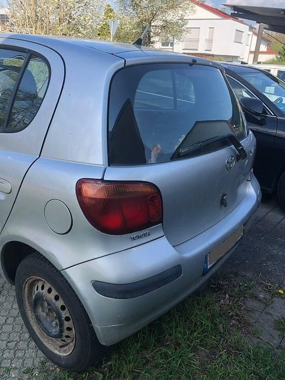 Usado Toyota Yaris 65 HP (47 kW) 2003 Prateado Sedan