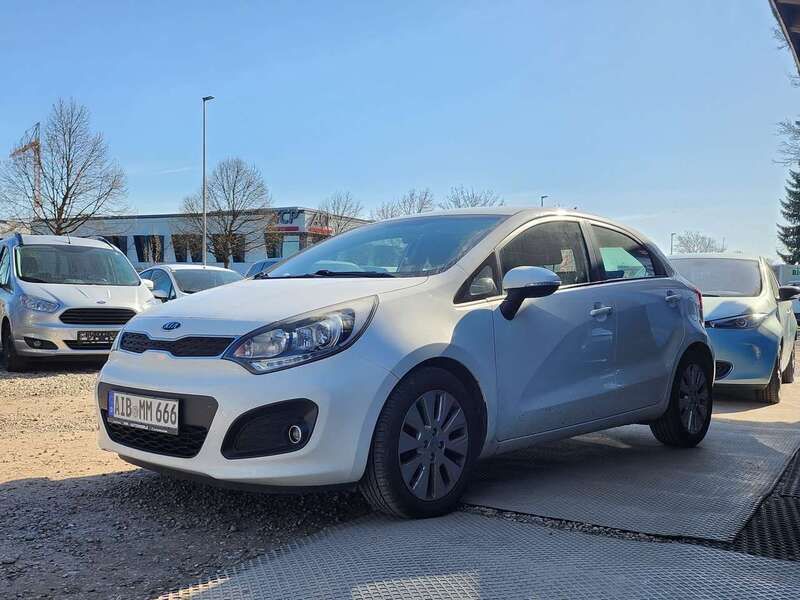 (ud) clear white Gebraucht 2012 Kia Rio Attract Kleinwagen | 3.990 € (Fairer Preis) - Bild 1/4