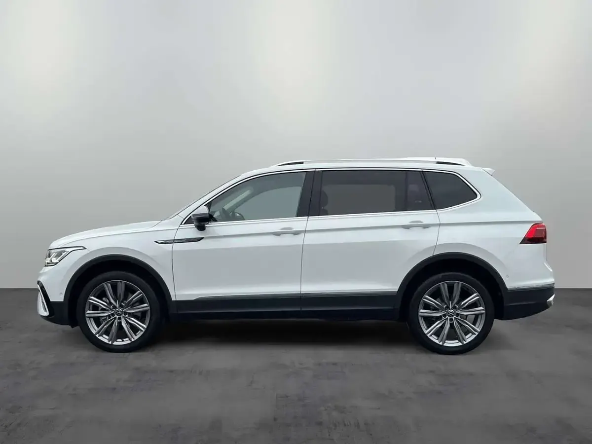 Gebraucht VW Tiguan Allspace Elegance 193 PS (141 kW) 2024 Oryxweiß perlmutteffekt SUV