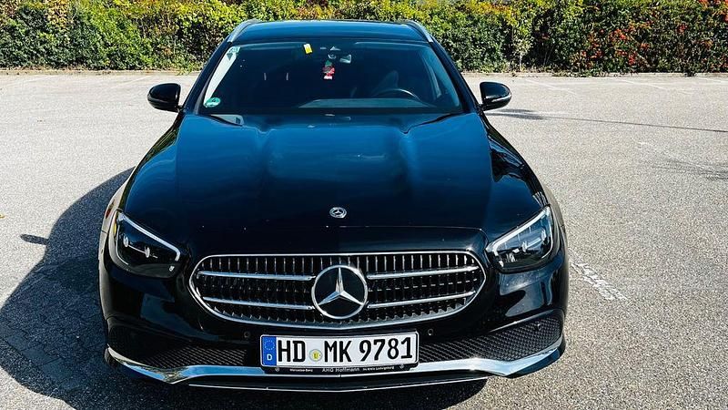 Schwarz Gebraucht 2020 Mercedes E300 Limousine | 22.998 € (Superpreis) - Bild 1/4