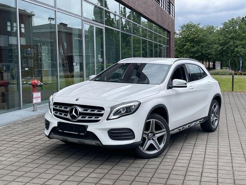 Weiß Gebraucht 2019 Mercedes GLA200 AMG line SUV | 22.890 € (Guter Preis) - Bild 1/4
