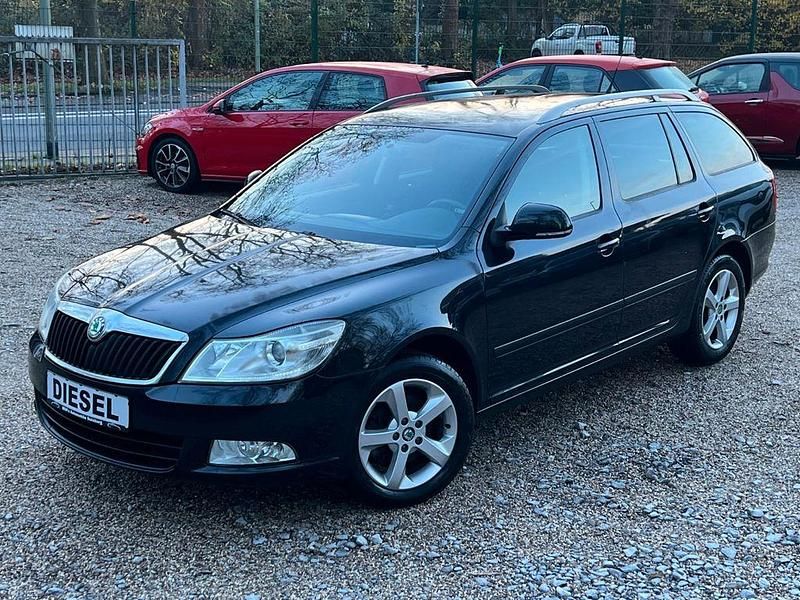 Schwarz Gebraucht 2013 Skoda Octavia Ambition Kombi | 6.999 € (Guter Preis) - Bild 1/4