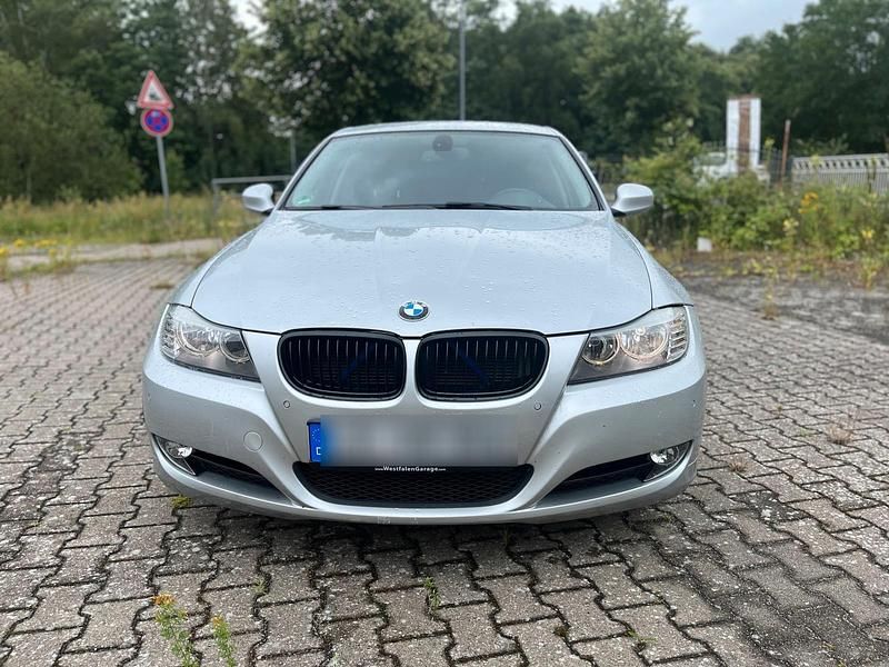 Silber Gebraucht 2010 BMW 318 Limousine | 3.950 € (Guter Preis) - Bild 1/4