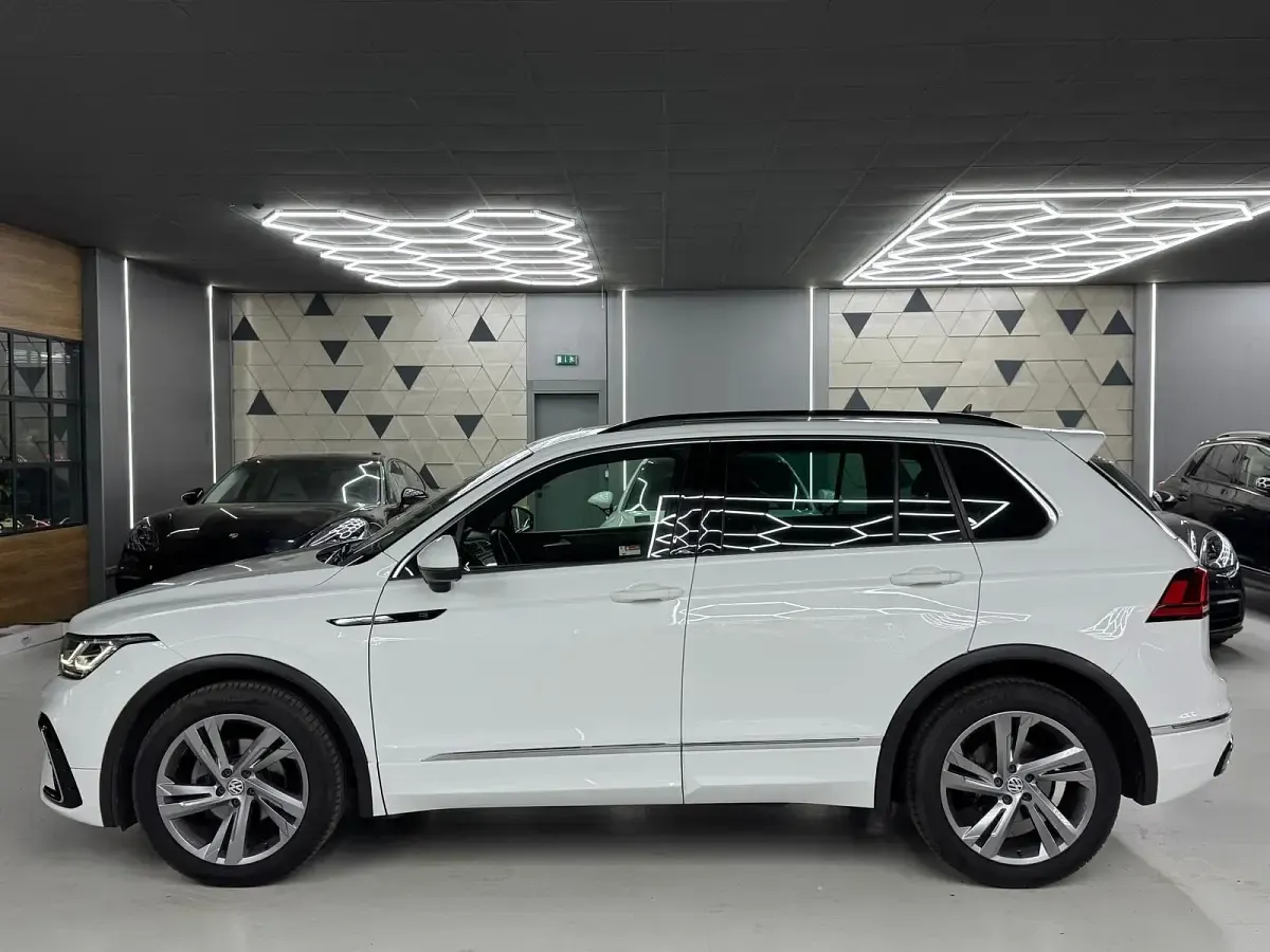 Gebraucht VW Tiguan R-line 150 PS (110 kW) 2024 Pure white SUV