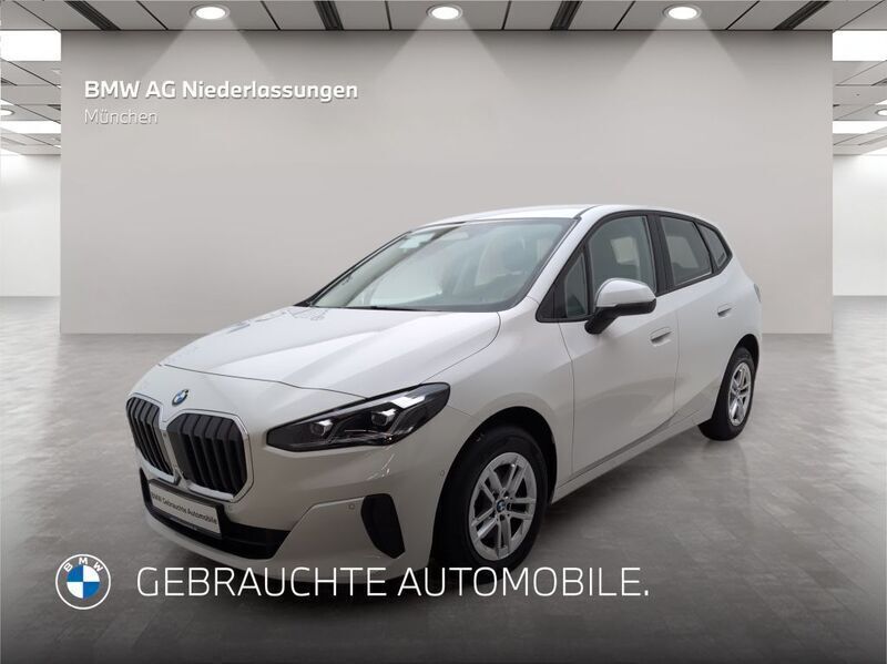 Weiß Gebraucht 2022 BMW 218 Active Tourer Luxury Line Van / Kleinbus | 26.306 € (Fairer Preis) - Bild 1/4