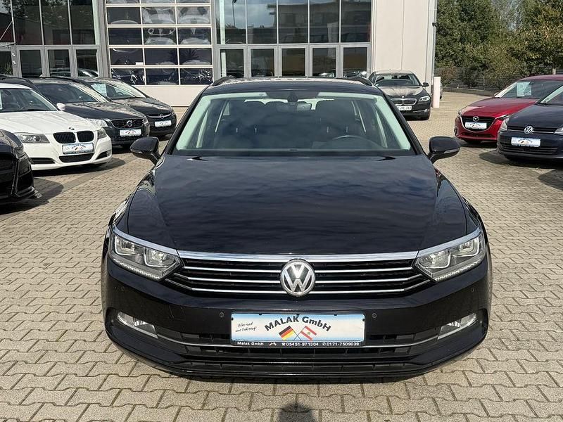 Schwarz Gebraucht 2016 VW Passat Comfortline Kombi | 9.749 € (Teuer) - Bild 1/4