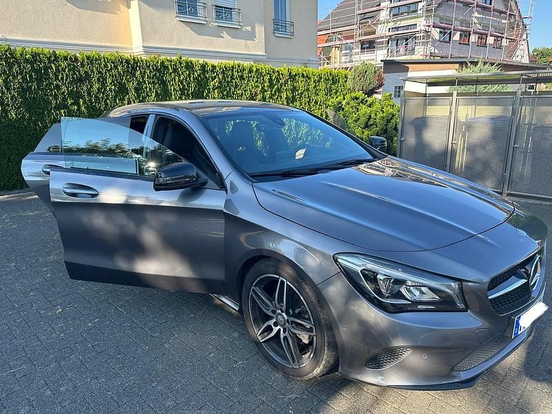 Gebraucht Mercedes CLA200 Shooting Brake 136 PS (100 kW) 2017 Andere farben Kombi