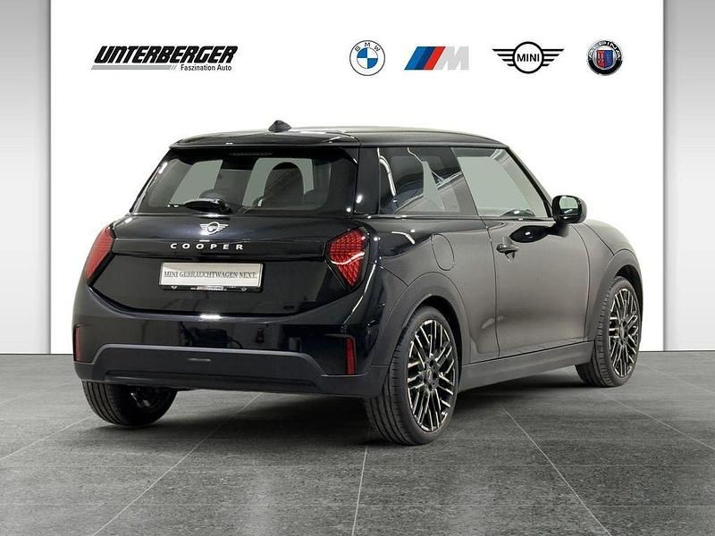 Gebraucht Mini Cooper Favoured 156 PS (114 kW) 2024 Midnight black metallic Kleinwagen